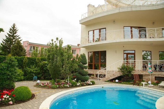 Дом с бассейном и террасами по авторскому проекту Беликова