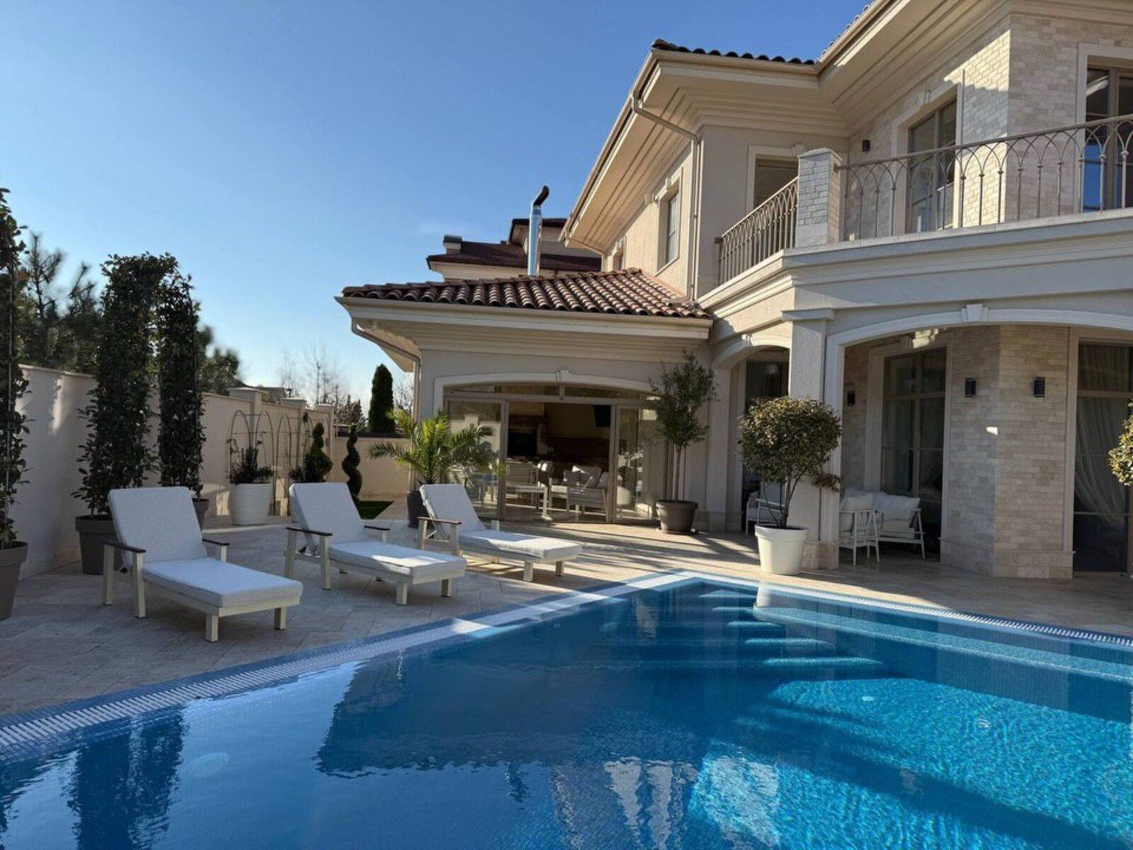 Новый премиальный дом 330 м² с бассейном в Совиньоне ID 54053 (Фото 1)