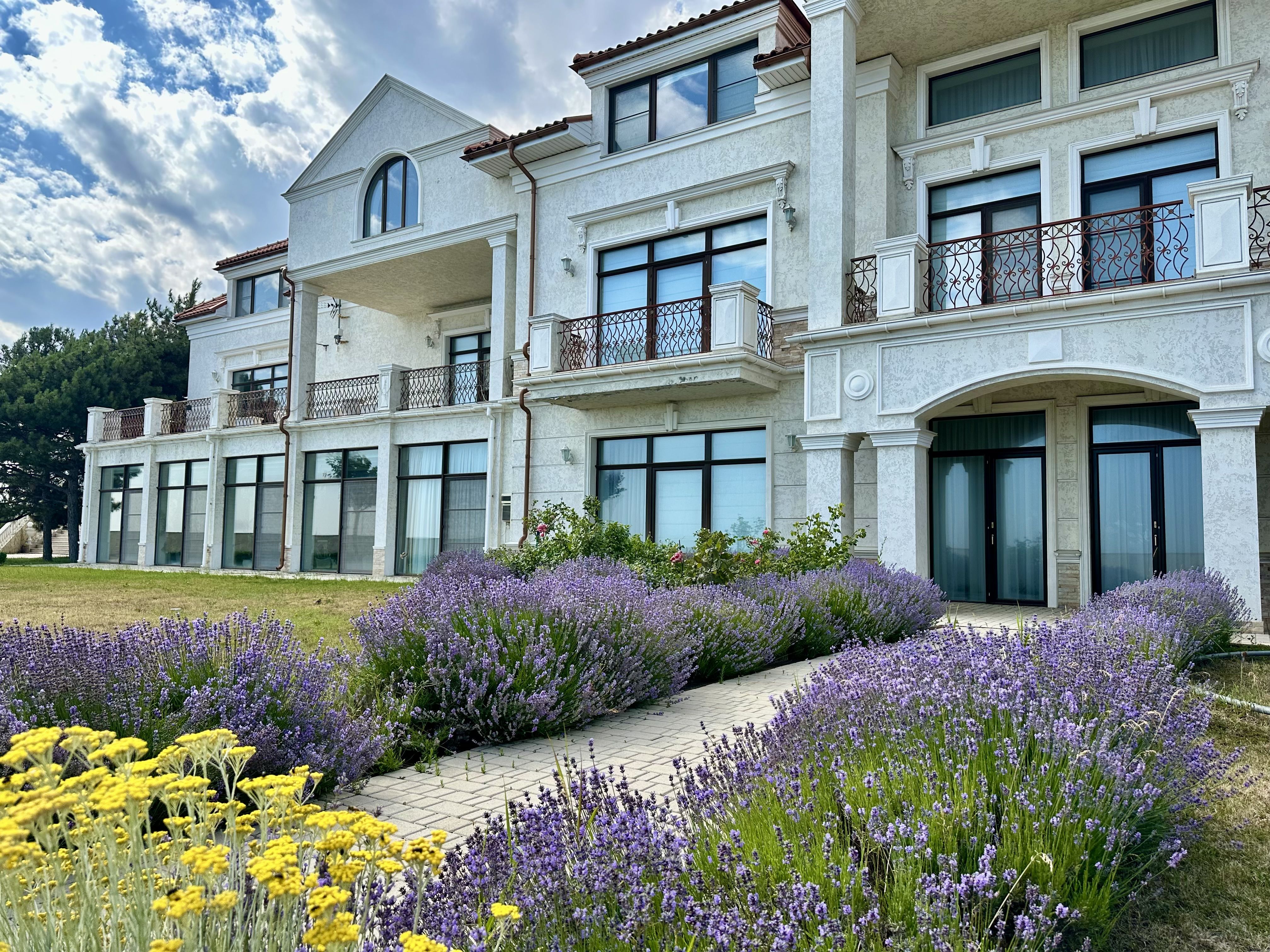 Элитный особняк 1100 м² на 1-й линии моря в Сосновом берегу ID 52200 (Фото 1)